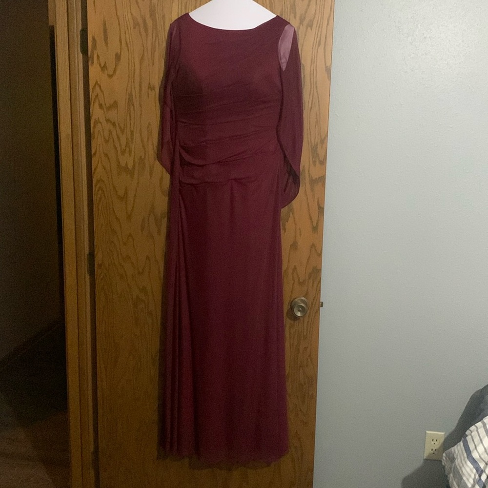 Women Sz 6, AZAZIE BELLADONNA
Mermaid Pleated Mesh Floor-Length Dress Cabernet